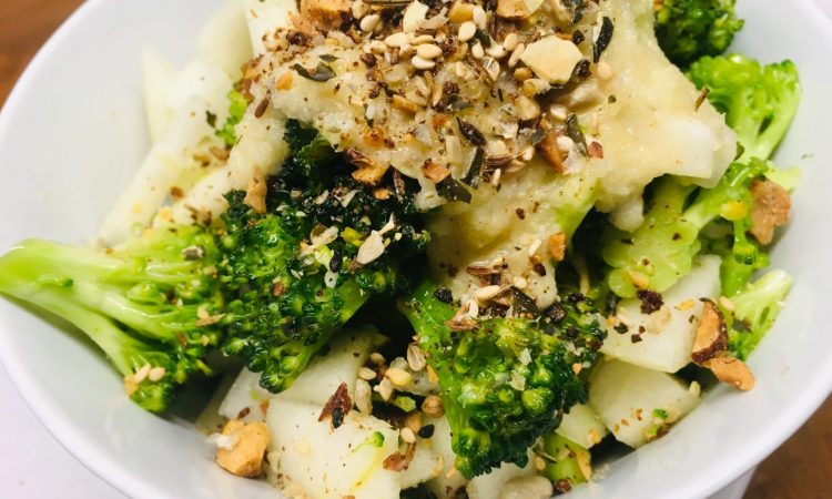 Brokkoli Birnen Salat mit gerösteten Kernen und Birnen Miso Dressing