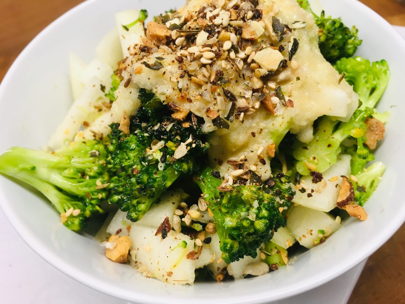 Brokkoli Birnen Salat mit gerösteten Kernen und Birnen Miso Dressing