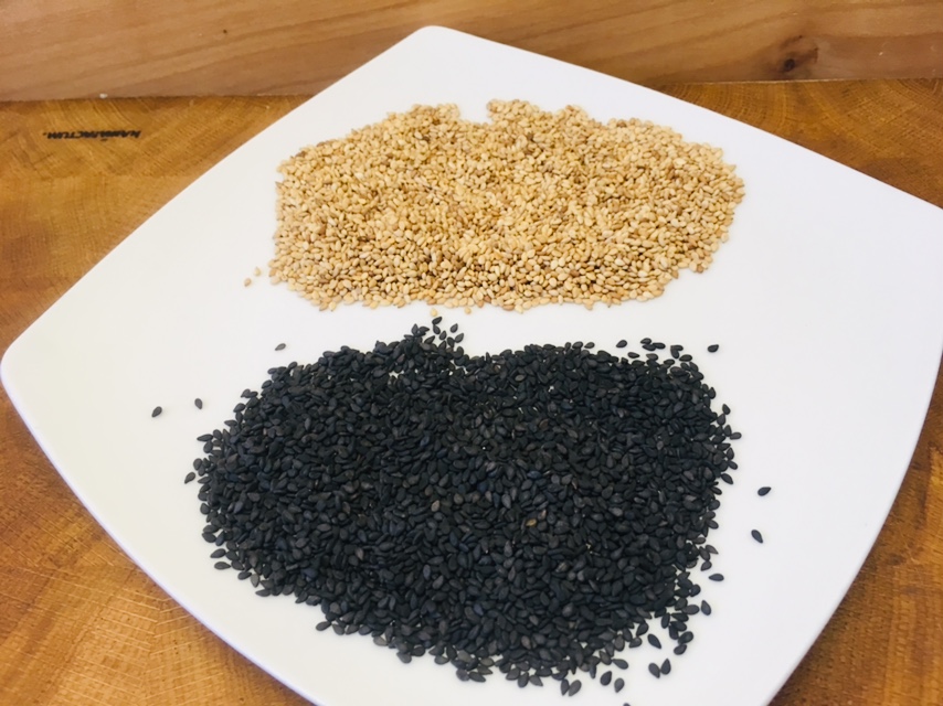 Weißer und schwarzer Sesam
