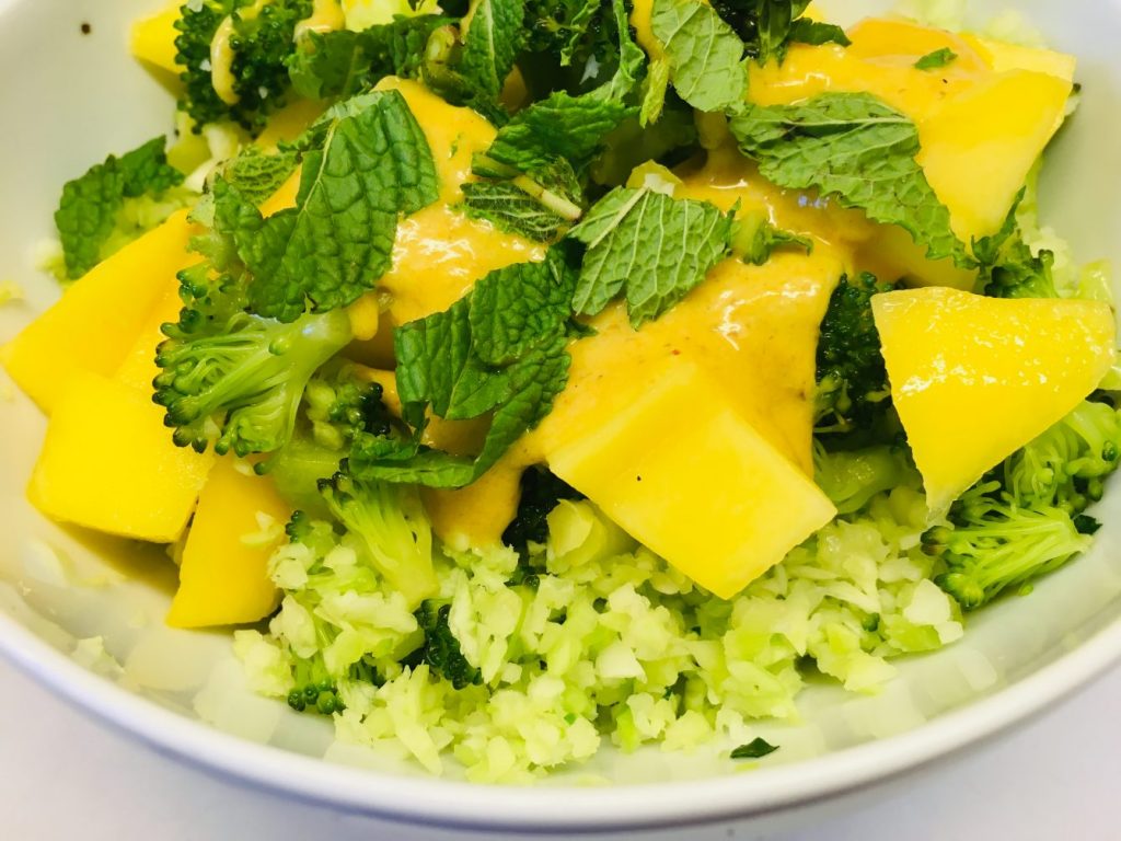 Brokkoli Mango Salat mit Bananen Curry Dressing