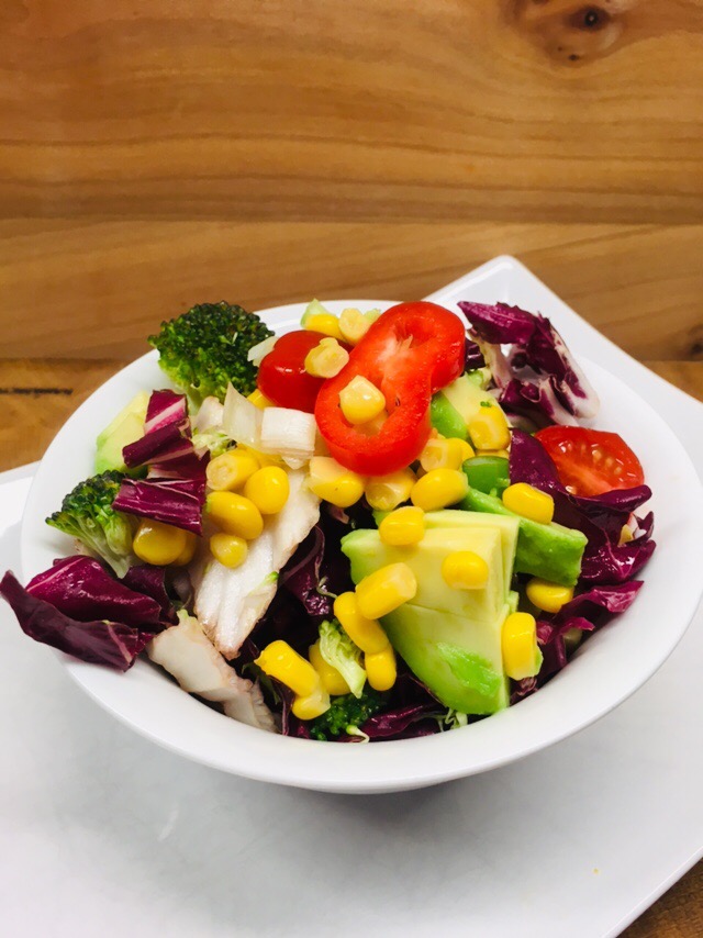 Brokkoli Mais Salat mit Paprika und Tahini Miso Sauce