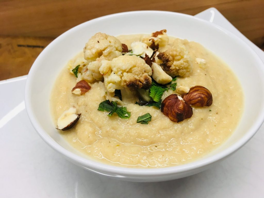 Cremige Blumenkohl Miso Suppe mit Pastinaken und Birne