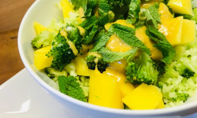 Brokkoli Mango Salat mit Bananen Curry Dressing