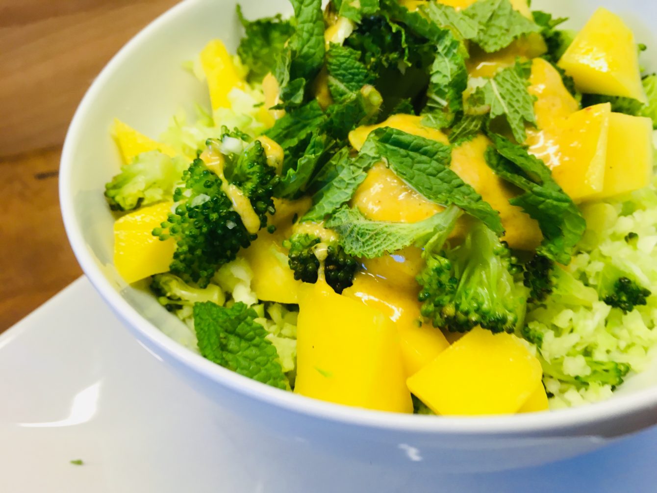 Brokkoli Mango Salat mit Bananen Curry Dressing
