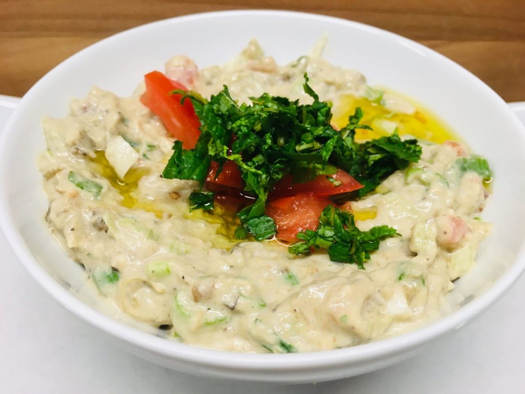 Mutabal Auberginen Dip mit Tomaten und Frühlingszwiebeln