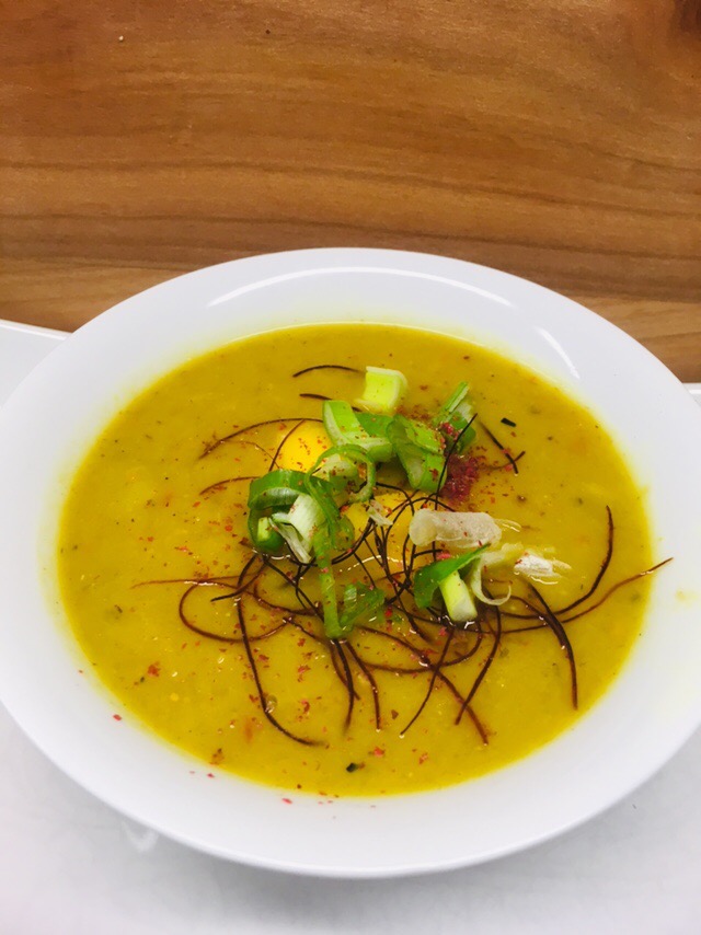 Mango Lauch Suppe mit Safran und Roten Pfefferbeeren