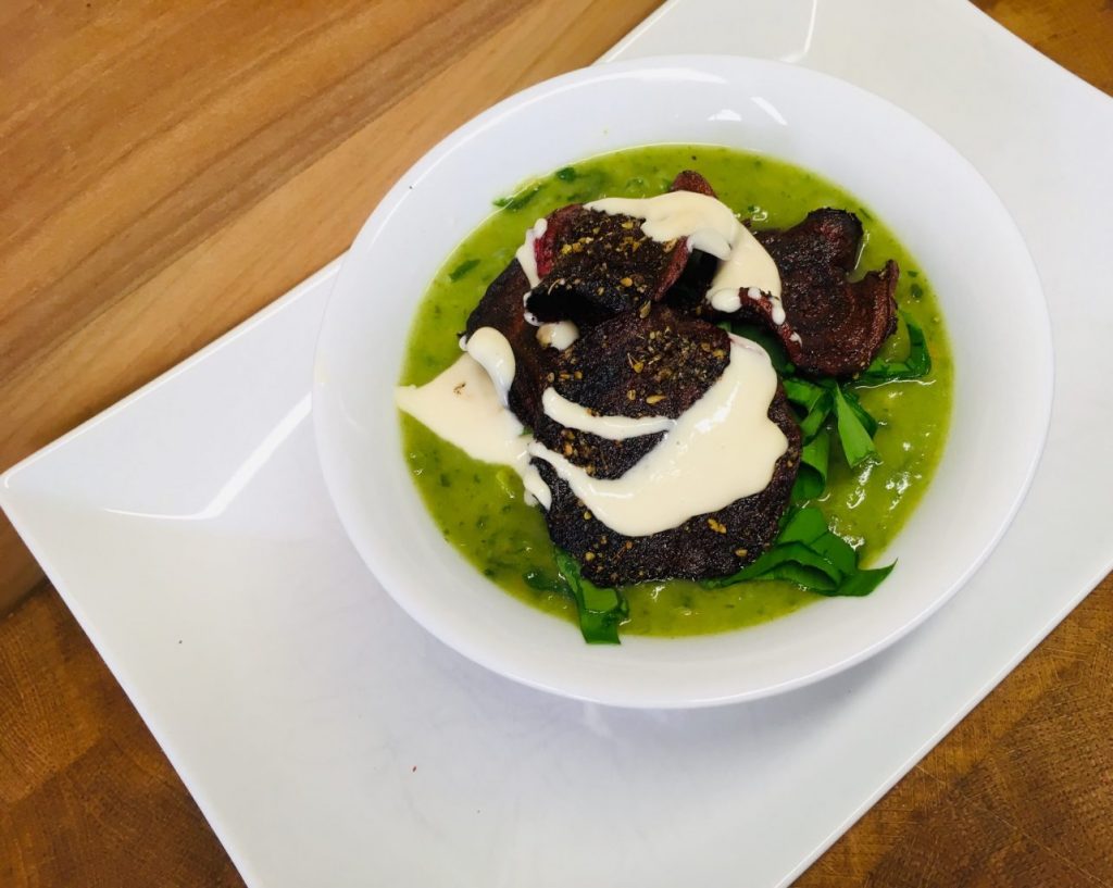 Kartoffel Bärlauch Suppe mit Rote Bete Chips und Mandel Miso Creme