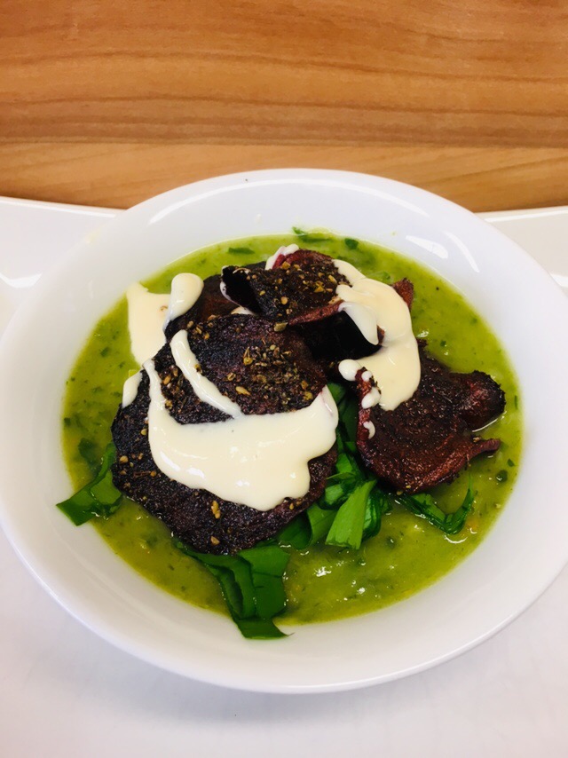 Kartoffel Bärlauch Suppe mit Rote Bete Chips und Mandel Miso Creme