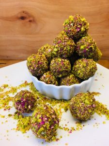 Persische Energiebällchen mit Pistazien, Rosenwasser und Safran