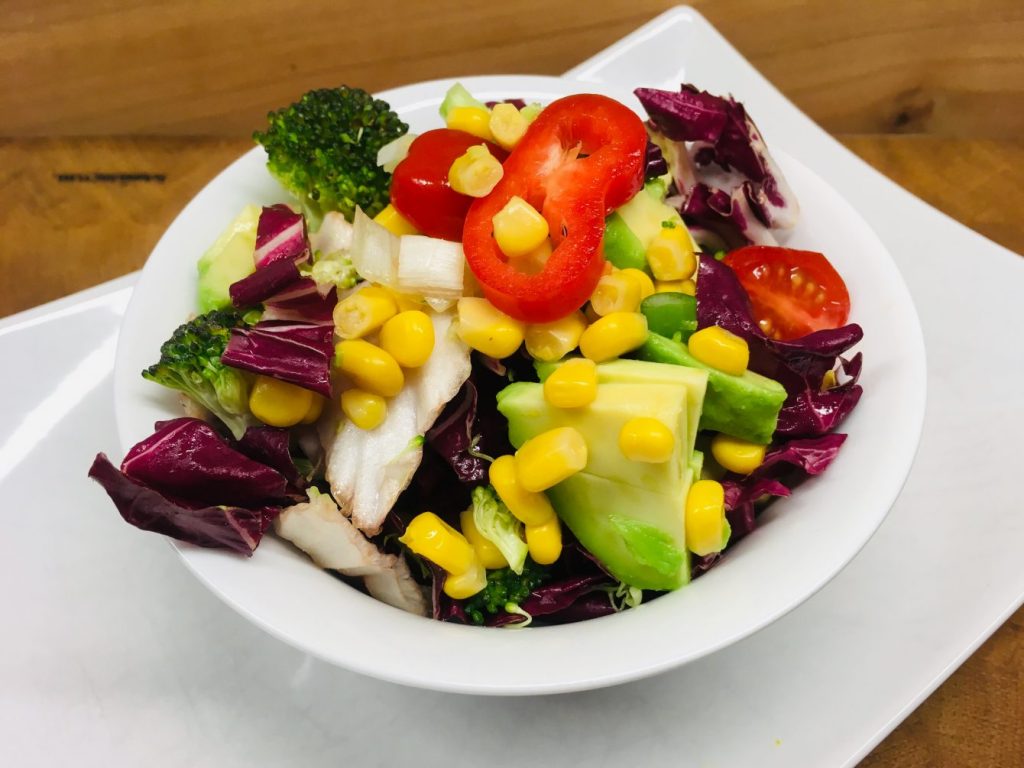 Brokkoli Mais Salat mit Paprika und Tahini Miso Sauce