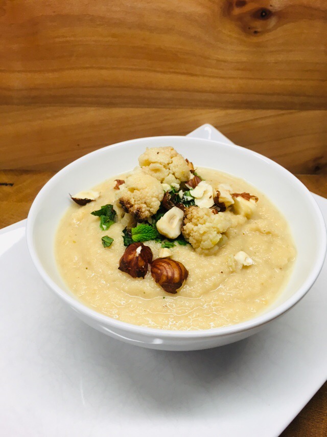 Cremige Blumenkohl Miso Suppe mit Pastinaken und Birne