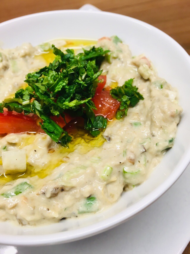Mutabal Auberginen Dip mit Tomaten und Frühlingszwiebeln