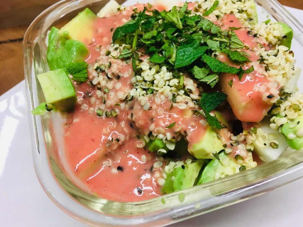 Avocado Birnen Salat mit Hanfsamen und Erdbeer Dressing