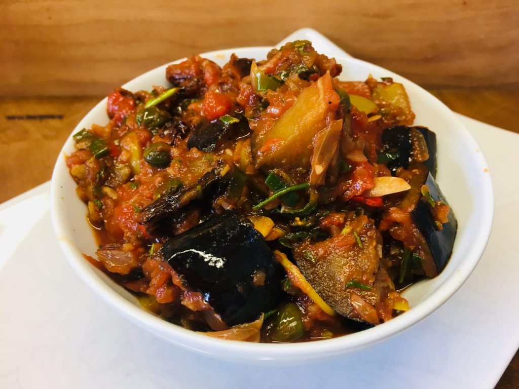 Caponata Siciliana - Sizilianischer Auberginen Dip mit Tomaten, Oliven und Kapern