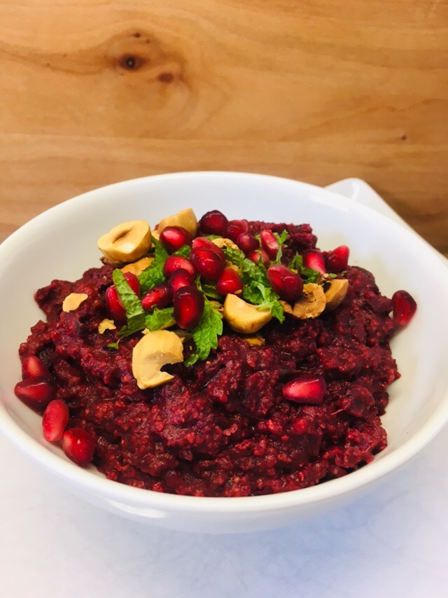 Rote Bete Porridge mit Datteln und Tahini