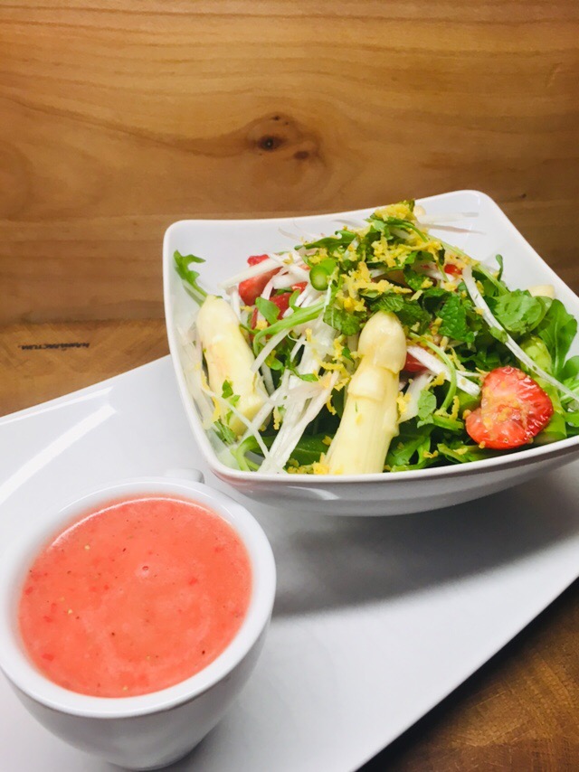 Spargel Salat mit Erdbeeren, Rucola und fruchtigem Erdbeer Dressing