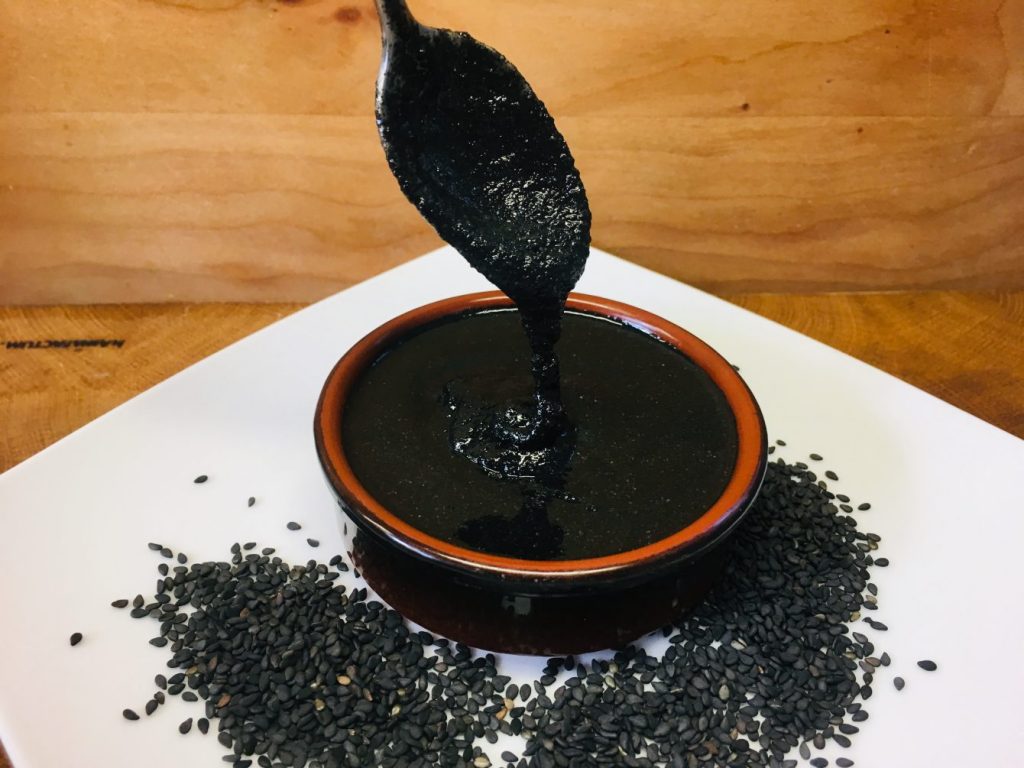 Schwarzes Tahini aus schwarzer Sesamsaat