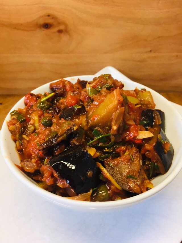 Caponata Siciliana - Sizilianischer Auberginen Dip mit Tomaten, Oliven und Kapern