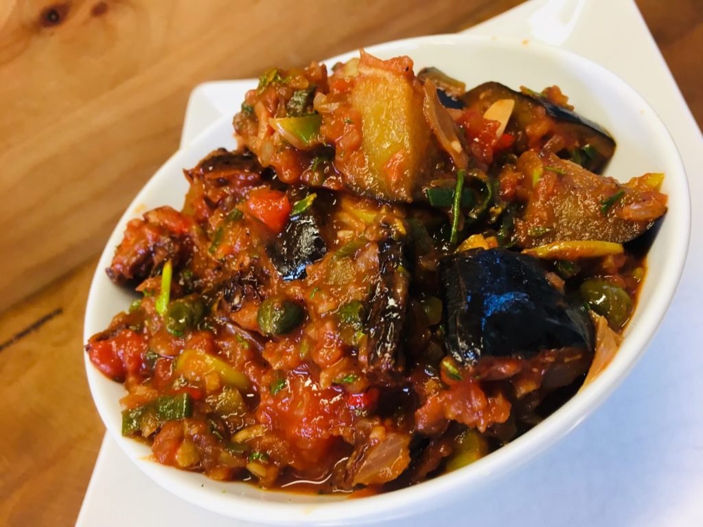 Caponata Siciliana - Sizilianischer Auberginen Dip mit Tomaten, Oliven und Kapern