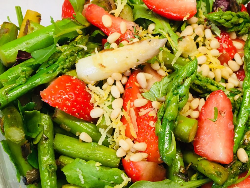 Hirse Salat mit Spargel und Erdbeeren