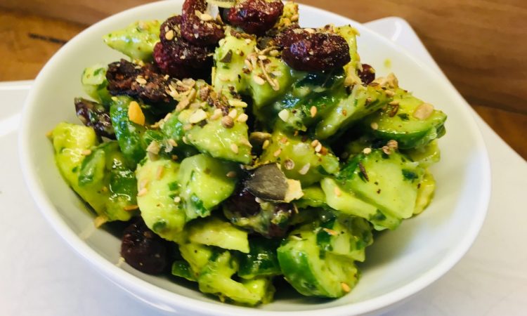 Gurken Avocado Salat mit Zitronen-Kapern-Bärlauch Dressing