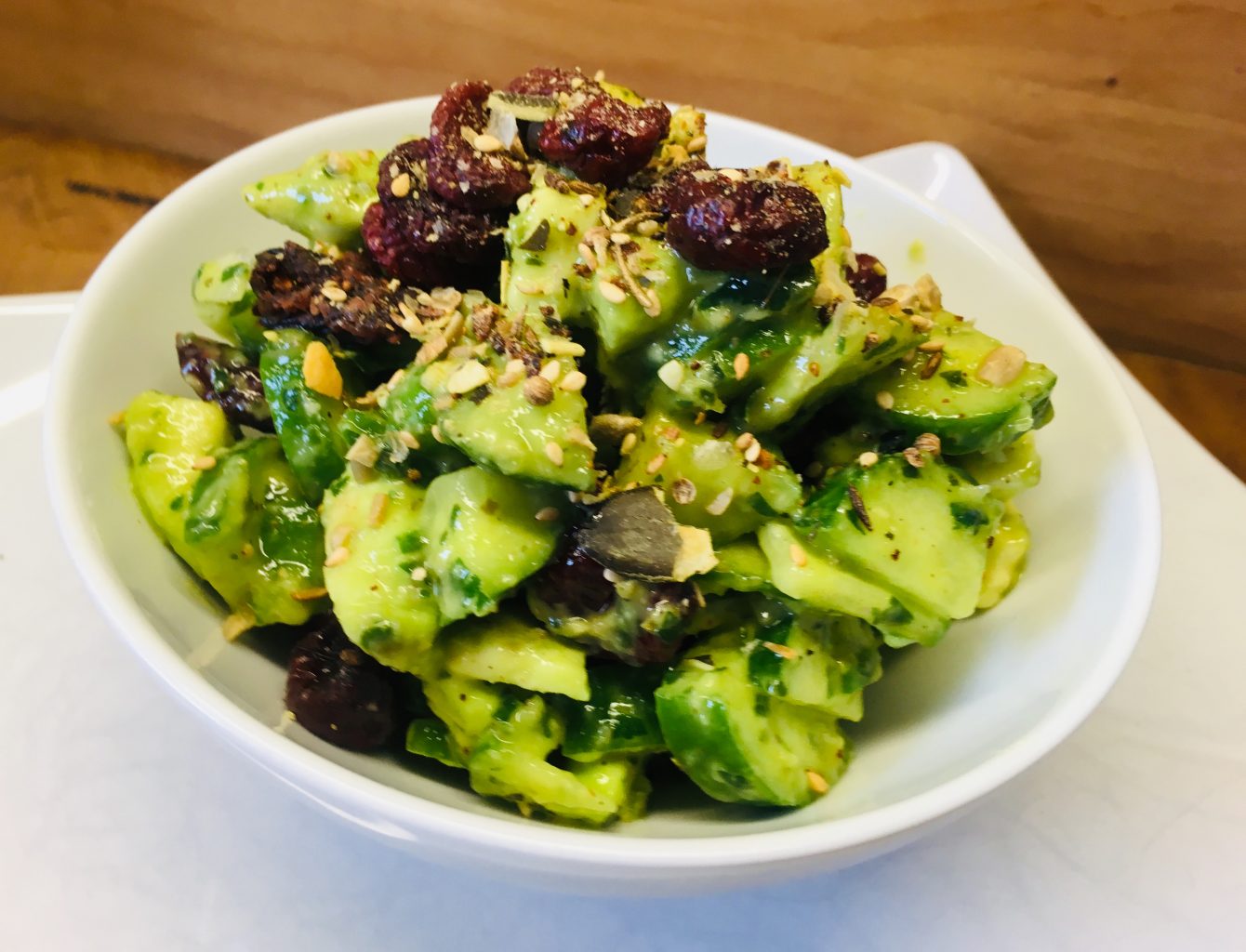 Gurken Avocado Salat mit Zitronen-Kapern-Bärlauch Dressing