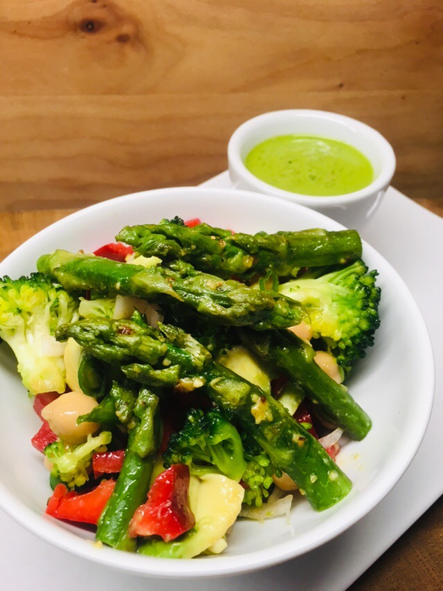 Spargel Salat mit Kichererbsen und Bärlauch Dressing