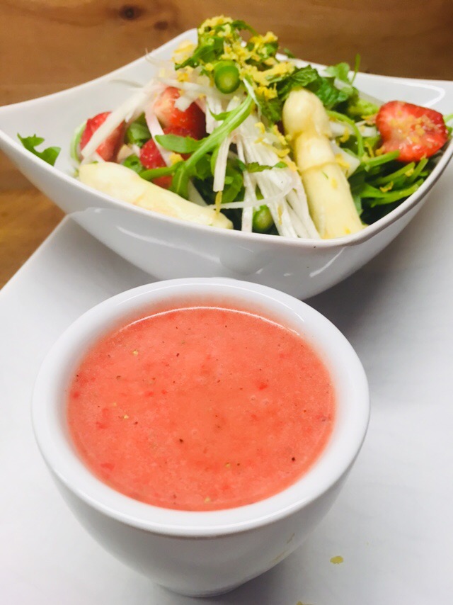 Spargel Salat mit Erdbeeren, Rucola und fruchtiger Erdbeer Vinaigrette
