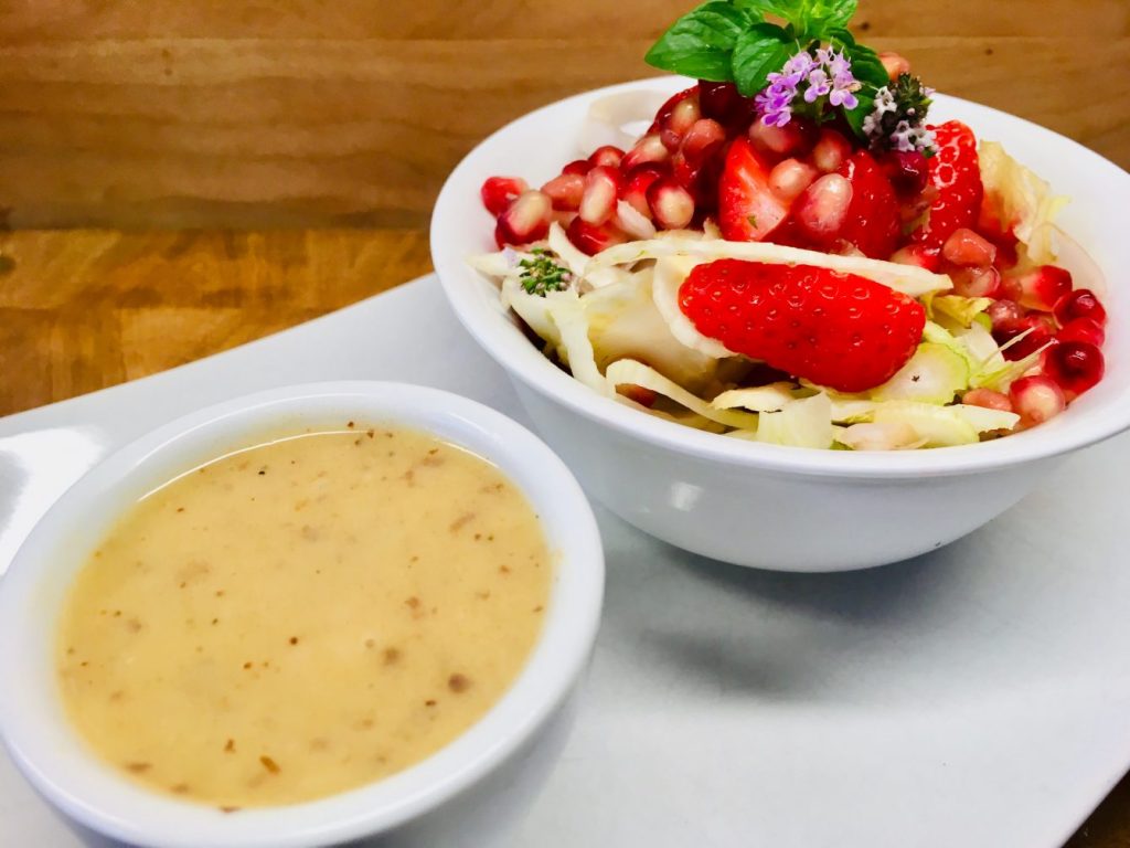 Fenchel Chicorée Salat mit Erdbeeren und Walnuss Dattel Vinaigrette