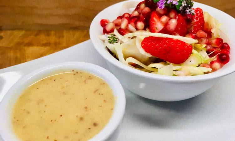 Fenchel Chicorée Salat mit Erdbeeren und Walnuss Dattel Vinaigrette