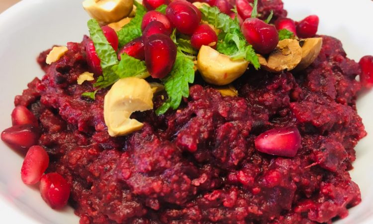 Rote Bete Porridge mit Datteln und Tahini