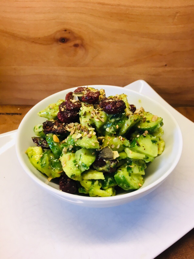 Gurken Avocado Salat mit Zitronen-Kapern-Bärlauch Dressing