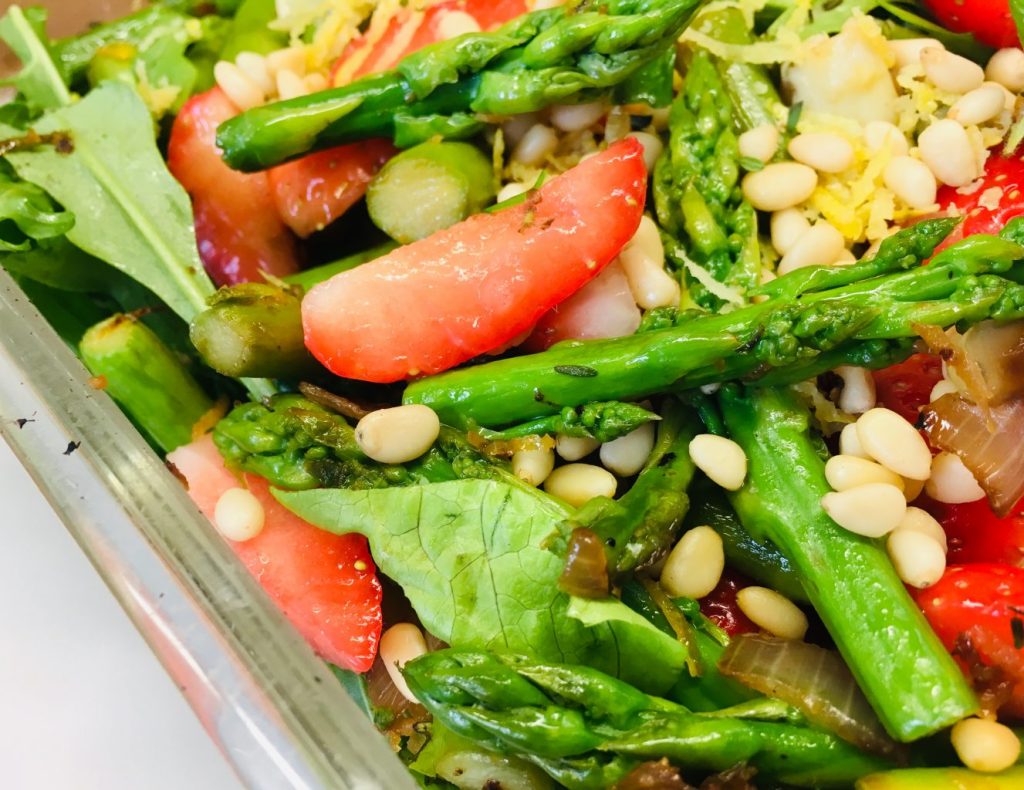 Hirse Salat mit Spargel und Erdbeeren