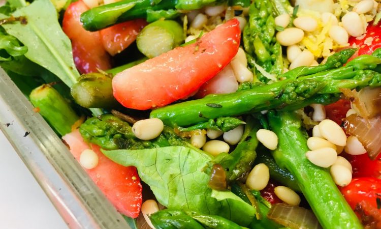 Hirse Salat mit Spargel und Erdbeeren