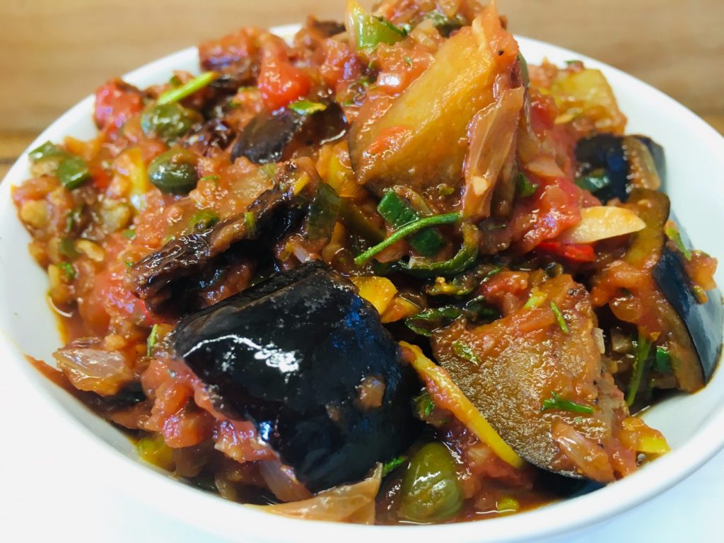 Caponata Siciliana - Sizilianischer Auberginen Dip mit Tomaten, Oliven und Kapern