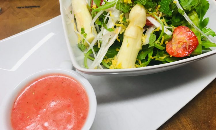 Spargel Salat mit Erdbeeren, Rucola und fruchtigem Erdbeer Dressing