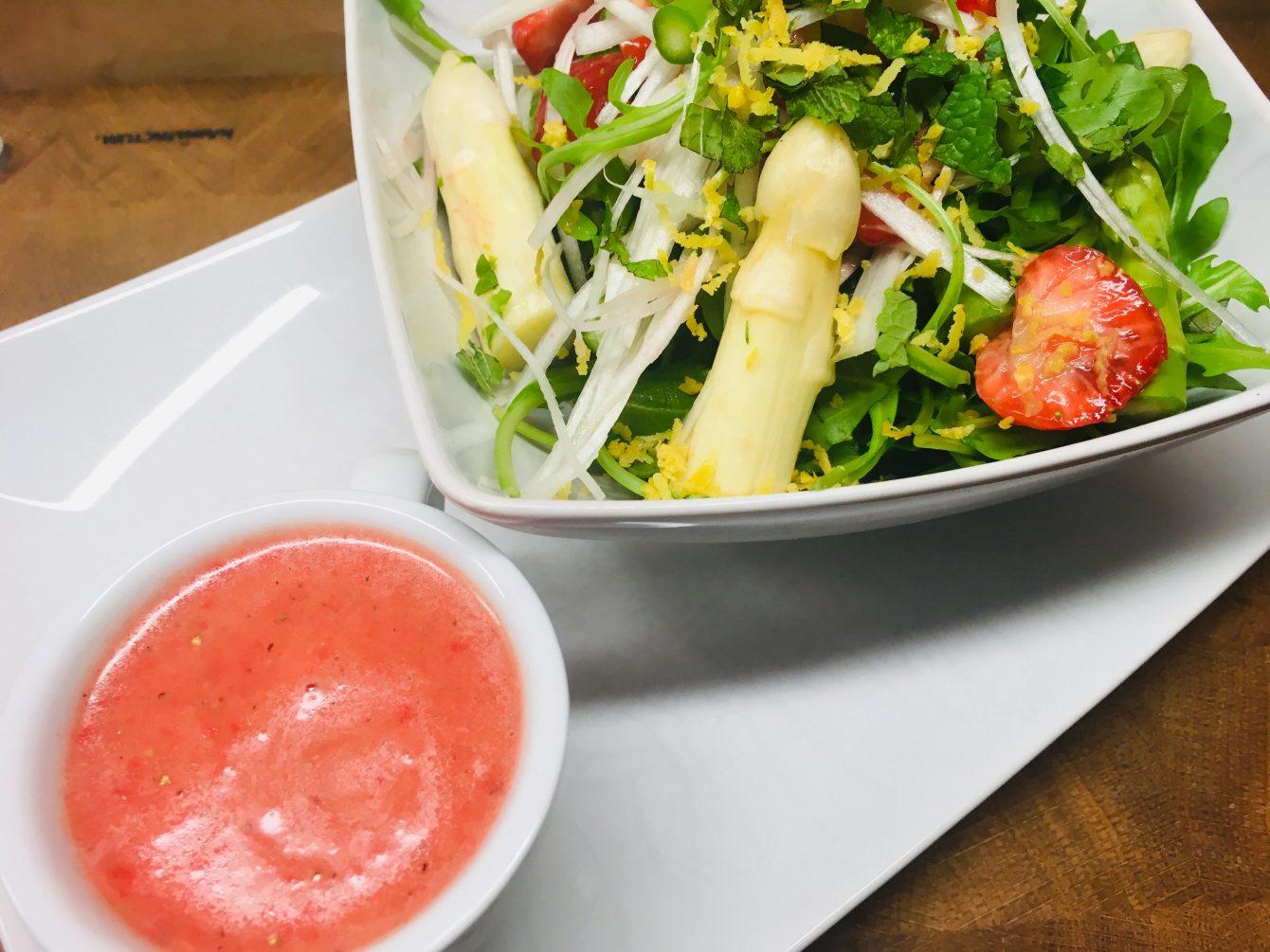 Spargel Salat mit Erdbeeren, Rucola und fruchtigem Erdbeer Dressing