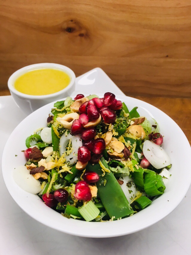 Bohnen Zuckerschoten Salat mit Haselnüssen und Granatapfelkernen