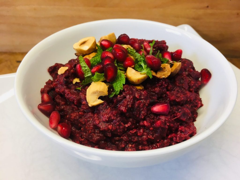 Rote Bete Porridge mit Datteln und Tahini
