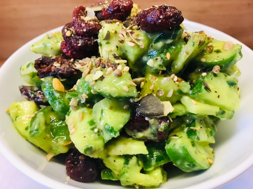Gurken Avocado Salat mit Zitronen-Kapern-Bärlauch Dressing 