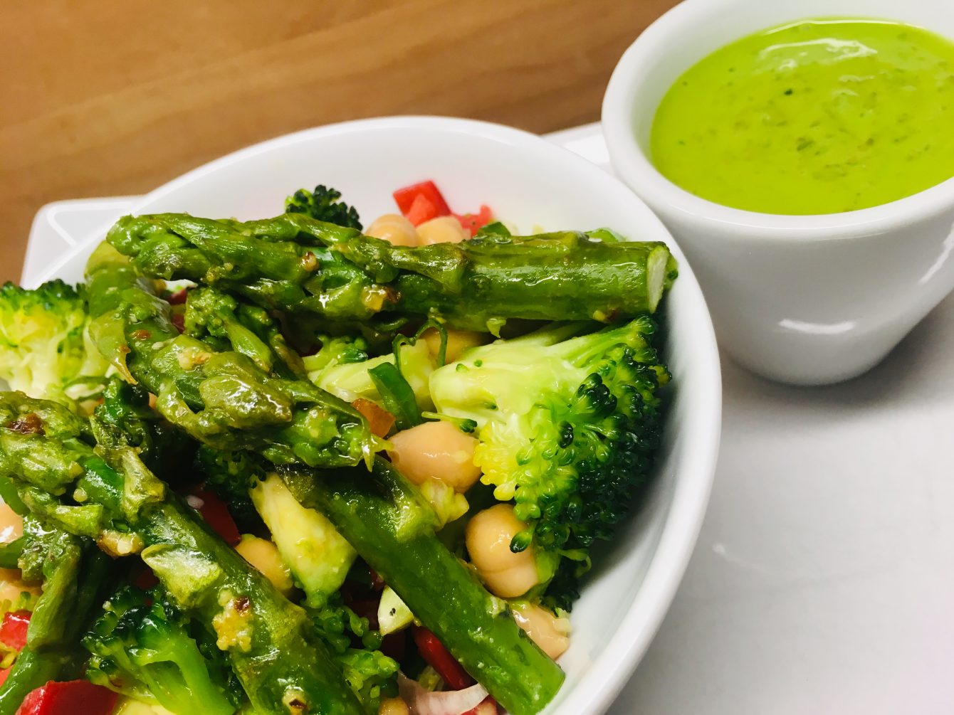 Spargel Salat mit Kichererbsen und Bärlauch Dressing