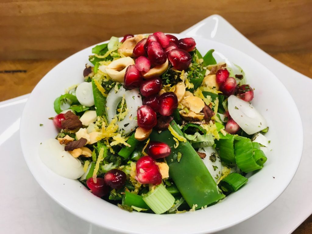 Bohnen Zuckerschoten Salat mit Haselnüssen und Granatapfelkernen