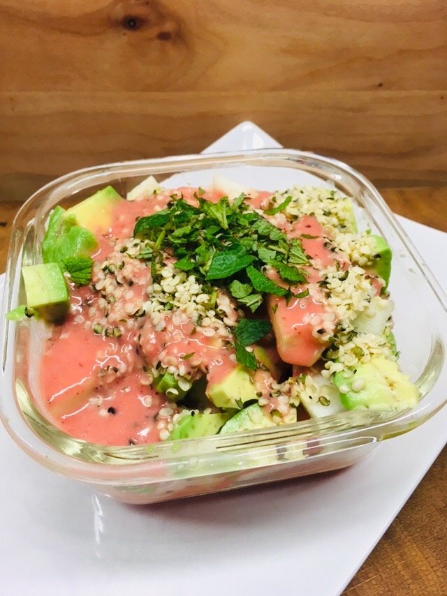 Avocado Birnen Salat mit Hanfsamen und Erdbeer Dressing