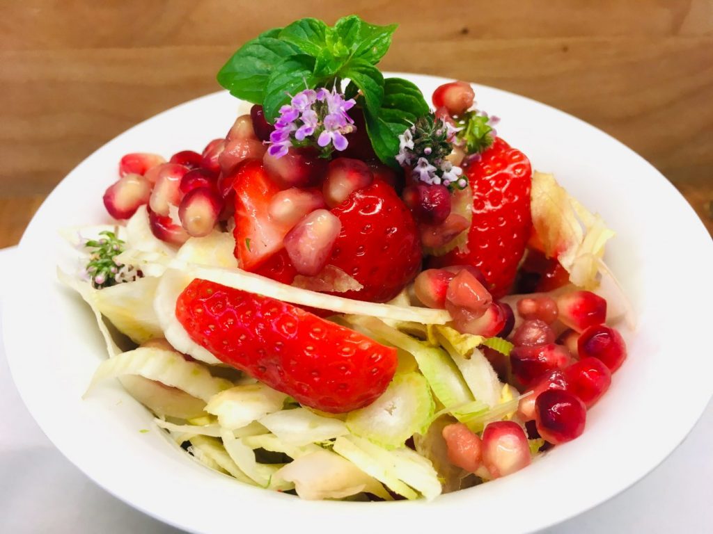 Fenchel Chicorée Salat mit Erdbeeren und Granatapfelkerne