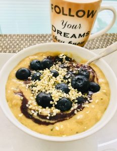 Polenta Porridge mit Banane, Datteln und Beeren