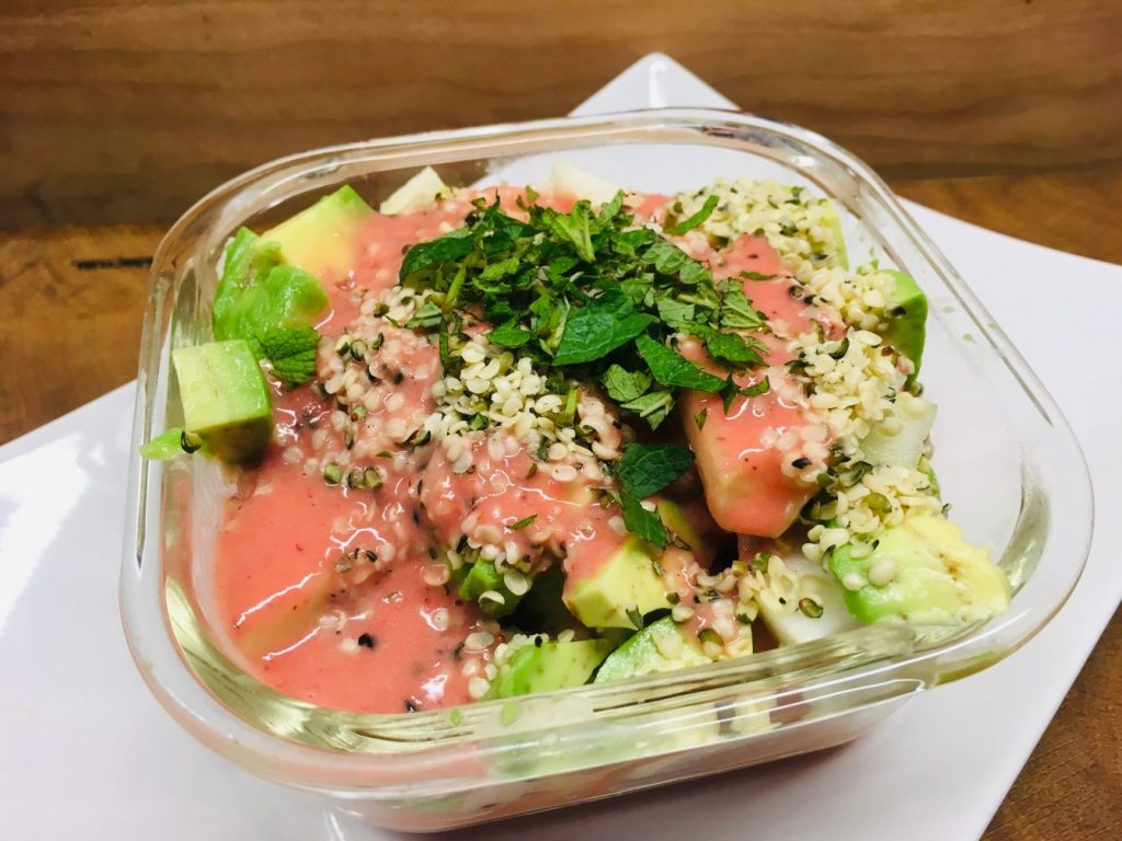 Avocado Birnen Salat mit Hanfsamen und Erdbeer Dressing