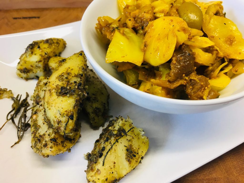 Spitzkohl mit Feigen, Oliven und Chili Und Gewürz-Kartoffeln