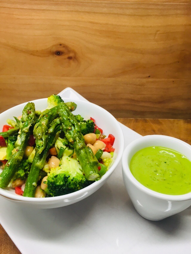 Spargel Salat mit Kichererbsen und Bärlauch Dressing