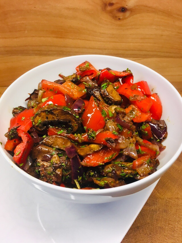 Geröstete Balsamico Portobello Pilze mit Paprika und roten Zwiebeln