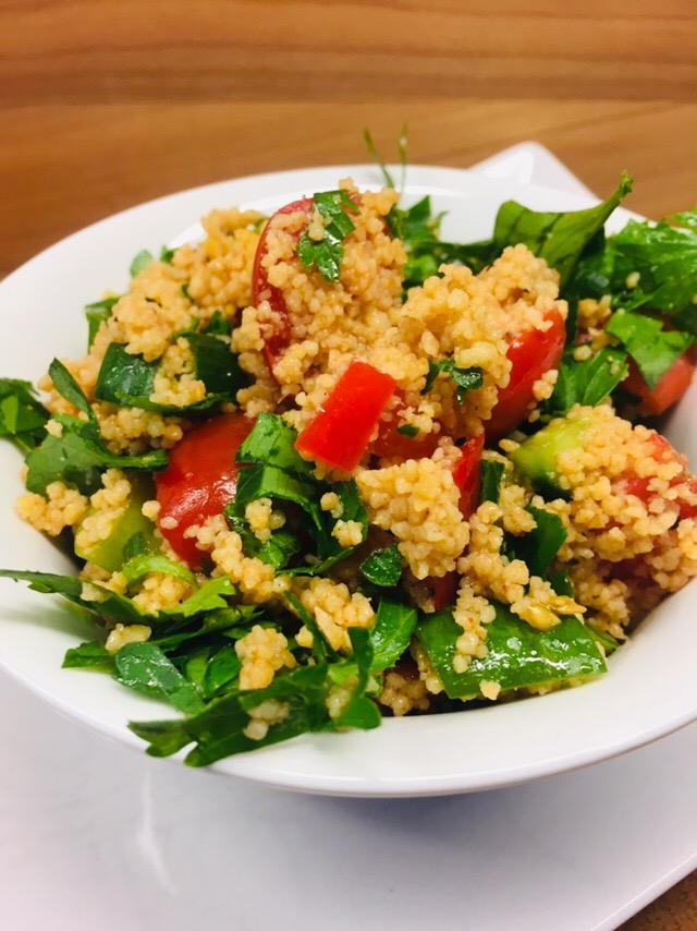 Taboulé - Bulgur-Salat mit Petersilie und Tomaten